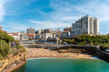 Biarritz 'de Plage du Port Vieux, Fransa' nın güneydoğusunda yaz tatili. Biarritz Belediyesi, Pirenes-Atlantik Bölümü