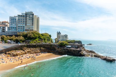 Biarritz 'de Plage du Port Vieux, Fransa' nın güneydoğusunda yaz tatili. Biarritz Belediyesi, Pirenes-Atlantik Bölümü