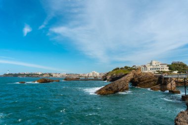 Biarritz 'deki Plage du Port Vieux' ya tahta köprü, Fransa 'nın güneydoğusunda tatil. Biarritz, Pirenes-Atlantik Bölümü.