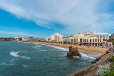 La grande Plage ve Biarritz 'deki ünlü gezinti güvertesi, Fransa' nın güneydoğusunda tatiller. Biarritz, Pirenes-Atlantik Bölümü.