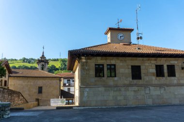 Hermitage ve belediye binası, Gipuzkoa ilinin küçük bir sahil kasabası olan Lezo belediyesinin yukarısından görüldü. İspanya