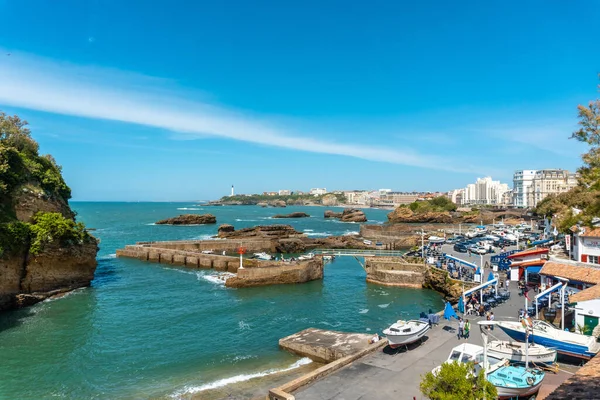 Biarritz marinası bir yaz öğleden sonra. Biarritz Belediyesi, Atlantik Pireneleri Bölümü. Fransa