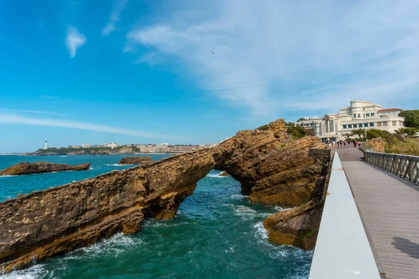 伍登桥连接到比亚里茨的Plage Port Vieux 在法国东南部度假 Pyrenees Atlantiques省Biarritz — 图库照片