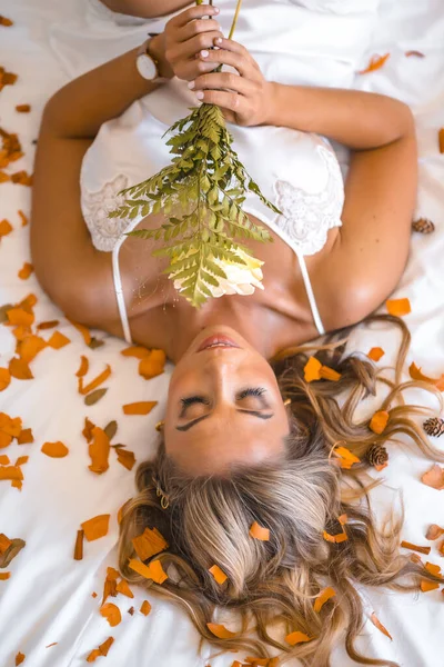 Attraktive Junge Blonde Kaukasierin Nachthemd Hotelbett Voller Blütenblätter Romantische Hotelnacht — Stockfoto