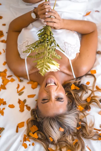 로맨틱 호텔의 침대의 잠옷을 아름다운 금발의 휴가철 위에서 — 스톡 사진