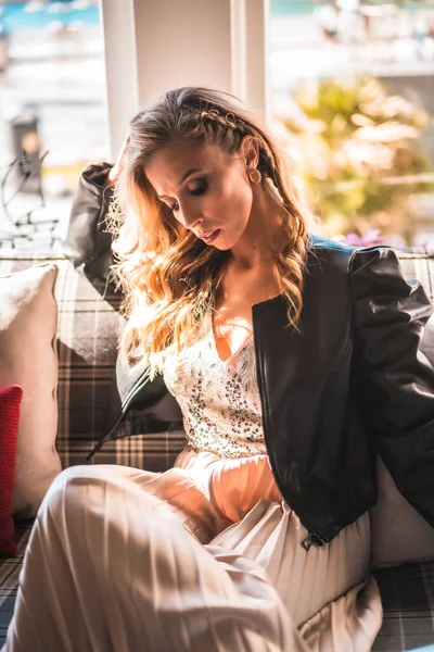 Beautiful Young Blond Caucasian Woman Sofa Hotel She Staying Vacation — Stock Photo, Image