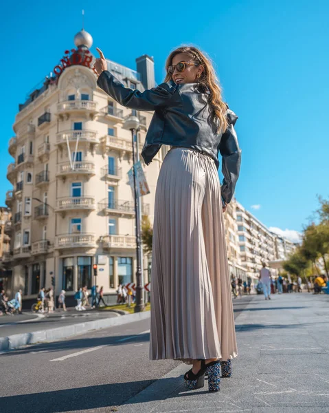 Linda Jovem Loira Caucasiana Vestido Noite Uma Jaqueta Couro Preto — Fotografia de Stock