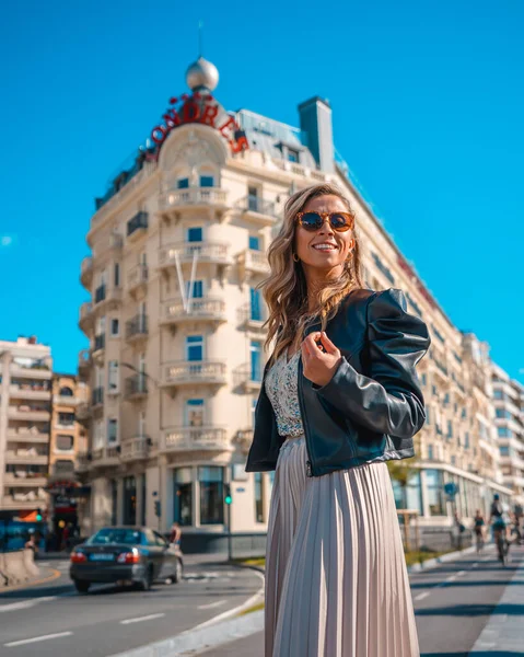 Prachtige Jonge Blonde Blanke Vrouw Een Avondjurk Een Zwart Leren — Stockfoto