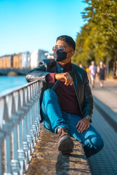 Estilo Vida Moda Retrato Jovem Latino Rio Cidade Jeans Jaqueta — Fotografia de Stock