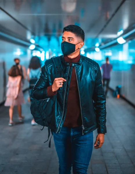 Estilo Vida Moda Retrato Jovem Latino Metrô Cidade Jeans Jaqueta — Fotografia de Stock