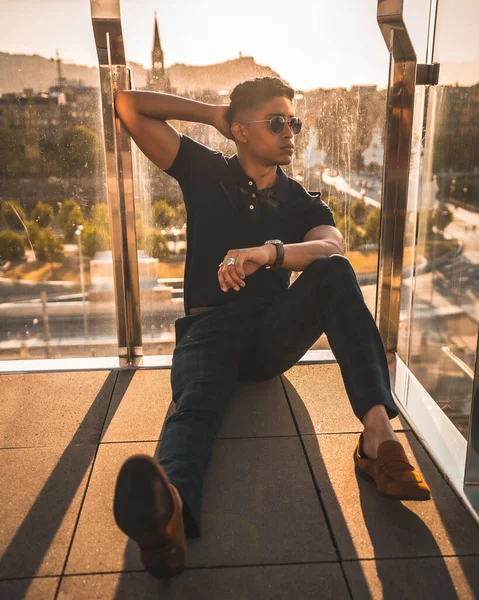 Modestil Porträt Eines Jungen Latinos Mit Der Stadt San Sebastian — Stockfoto