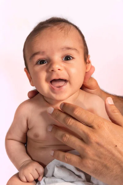 Bebê Caucasiano Dois Meses Sentado Sorrindo Olhando Para Câmera Fotos — Fotografia de Stock