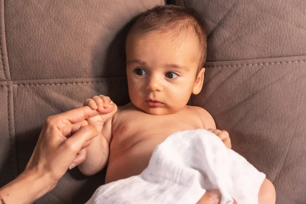 Bebê Caucasiano Dois Meses Sentado Sofá Segurando Dedo Mãe Recém — Fotografia de Stock