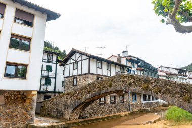 Cantabrian Denizi 'ndeki Biscay Körfezi yakınlarındaki Ea belediyesinin köprüsü. Bask Ülkesi