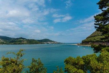 Bizkaia biyosfer rezervi Urdaibai 'nin yukarısından Mundaka' nın yanına bakıyor. Bask Ülkesi