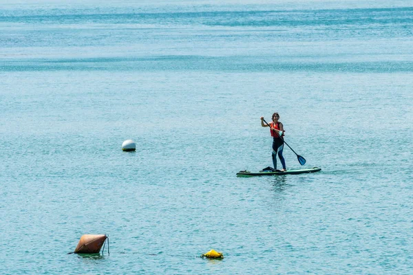 Eine Junge Frau Paddelt Meer Urdaibai Einem Biosphärenreservat Bei Mundaka — Stockfoto