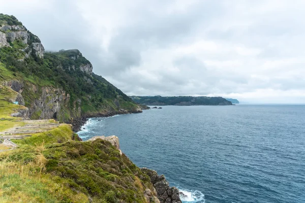 구름낀 카탈리나 티오등 대옆에 절벽들 뒤쪽에 바다는 카이아 풍경이다 바스크 — 스톡 사진