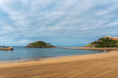 San Nicolas Adası, Lekeitioi 'deki Isuntza plajından gelgitle gelen Bizkaia manzarası. Bask Ülkesi