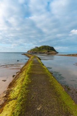 Lekeitio, Bask Bölgesi 'ndeki Isuntza sahilinden San Nicolas Adası' na giden bir yaya köprüsü. Cantabrian Denizi 'ndeki Biscay Körfezi. İspanya