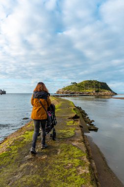 Oğluyla birlikte Lekeitio, Bask Bölgesi 'ndeki Isuntza sahilinden San Nicolas Adası' na giden bir anne. Biscay Körfezi. İspanya