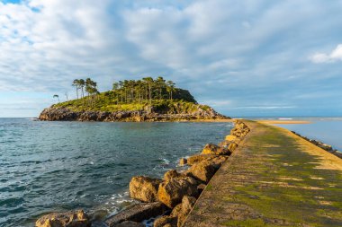 Lekeitio, Bask Bölgesi 'ndeki Isuntza sahilinden San Nicolas Adası' na giden bir yaya köprüsü. Biscay Körfezi. İspanya