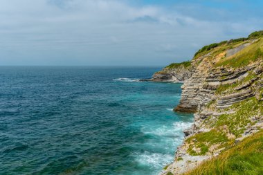 Saint Jean de Luz 'un doğal parkının kıyısı ve denizi. Fransız Bask ülkesindeki Parc de Sainte Barbe, Col de la Grun. Fransa