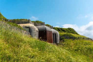 Dünya Savaşı 'ndan kalma sığınaklar Saint Jean de Luz doğal parkında Parc de Sainte Barbe, Col de la Grun olarak adlandırılır. Fransa