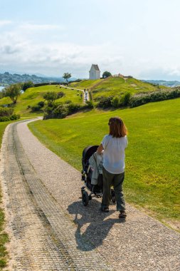 Saint Jean de Luz 'un doğal parkında oğlunu yürüyüşe çıkaran genç bir anne. Fransız Bask ülkesindeki Col de la Grun adlı Parc de Sainte Barbe. Fransa