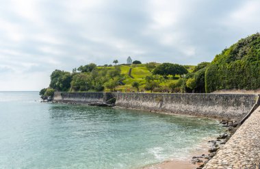 Büyük Plaj 'dan Saint Jean de Luz' daki Parc de Sainte Barbe 'ye kadar olan sahil yolu, Fransa' nın güneyinde tatil, Fransız Bask Ülkesi. Fransa