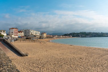 Saint Jean de Luz 'daki Grand Plage' de yaz tatili, Fransa 'nın güneyinde, Fransız Bask Ülkesi' nde tatil. Fransa