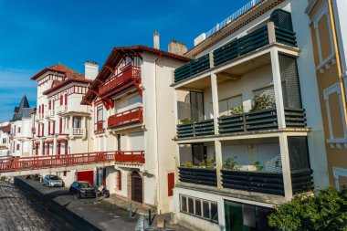 Günbatımında Saint Jean de Luz 'daki Grande Plage' ın güzel binaları, Fransa 'nın güneyinde tatil, Fransız Bask Ülkesi. Fransa