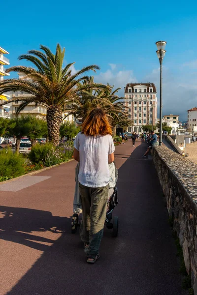 Mladá Matka Venčí Svého Syna Létě Autě Grande Plage Saint — Stock fotografie