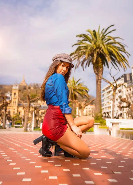 Street Style Der Stadt Ein Brünettes Kaukasisches Mädchen Hockt Jeanshemd — Stockfoto