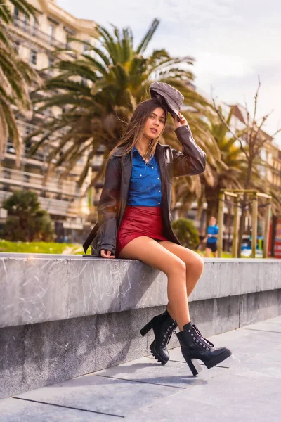 Street Style Ciudad Una Chica Morena Caucásica Sentada Una Camisa — Foto de Stock