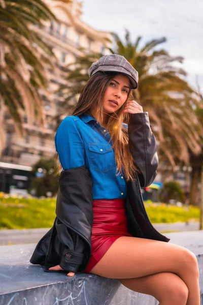 Street Style Der Stadt Eine Hübsche Brünette Kaukasierin Sitzt Jeanshemd — Stockfoto