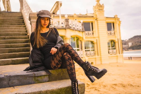 Lifestyle Der Stadt Posiert Eine Brünette Kaukasierin Einem Kurzen Schwarzen — Stockfoto