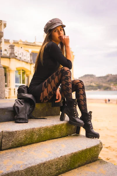 Lifestyle Posiert Mit Einem Brünetten Kaukasier Einem Kurzen Schwarzen Kleid — Stockfoto