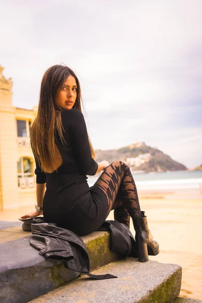 Lifestyle Caucasian Brunette Sitting Some Stairs Short Black Dress Beret — Stock fotografie