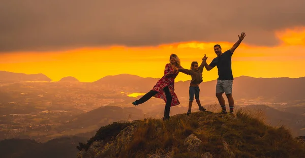 Mutter Und Vater Neben Ihrem Sohn Einem Wunderschönen Sonnenuntergang Den — Stockfoto