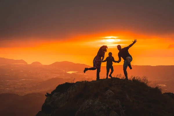 Silhouetten Einiger Eltern Mit Ihrem Sohn Die Den Horizont Einem — Stockfoto