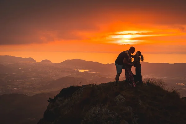 Eltern Mit Ihrem Sohn Auf Einem Berg Bei Sonnenuntergang Küsse — Stockfoto