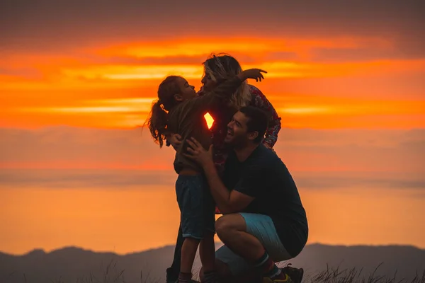 Rodzinny Uścisk Zabawa Szczycie Góry Zachodzie Słońca Przygodowy Styl Życia — Zdjęcie stockowe