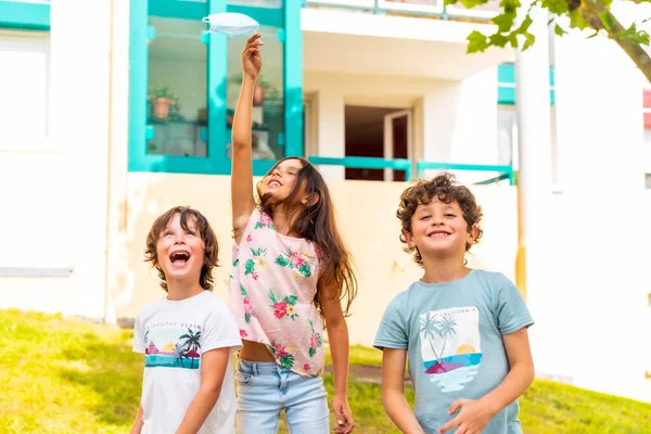 Children Pulling Surgical Mask End Coronavirus Pandemic End Restrictions Abroad — Stock Photo, Image