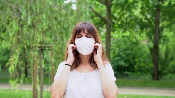 Mladá Žena Sundala Chirurgickou Masku Usmála Konci Pandemie Koronaviru Konec — Stock video