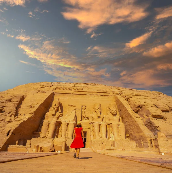 Eurooppalainen Turisti Punaisessa Mekossa Kävelee Kohti Abu Simbel Temppeliä Etelä — kuvapankkivalokuva