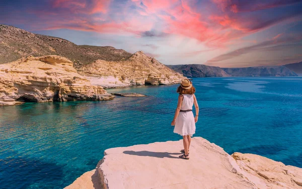 Beyaz elbiseli genç bir kadın güzel bir yaz günü, Almeria 'da, Cabo de Gata' da denize bakıyor. Akdeniz, İspanya