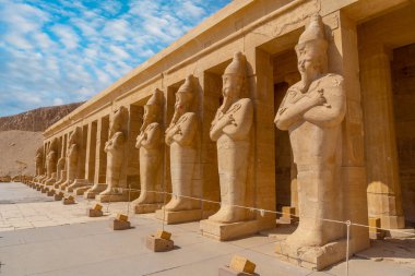 Luxor 'daki Hatshepsut Cenaze Tapınağı' na giren firavun heykelleri. Mısır