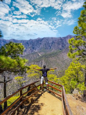 Kanarya Adaları 'ndaki Caldera de Taburiente' nin yanındaki La Palma adasındaki Mirador Lomo de las Chozas de La Cumbrecita 'da genç bir turist. İspanya