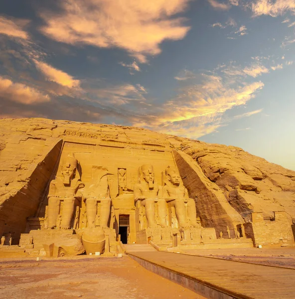 信じられないほどのアブ シムベル寺院は ナセル湖の隣ヌビアのエジプト南部の山に再建されました ファラオラムセス2世の寺院 旅行生活 — ストック写真