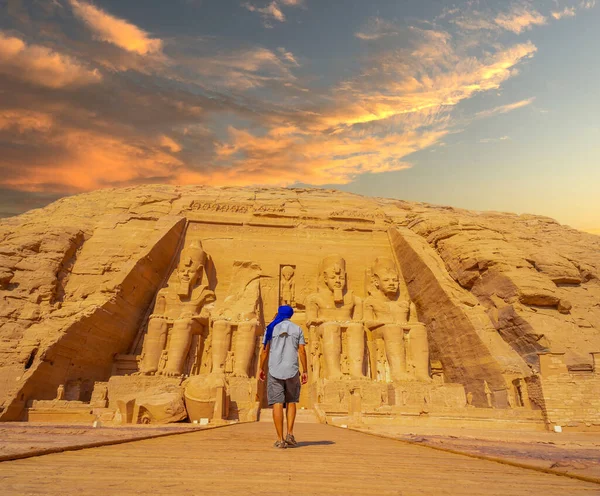 一个年轻人走向埃及南部努比亚靠近纳赛尔湖的阿布辛贝尔神庙 法老的庙宇拉姆西斯二世 旅行生活方式 — 图库照片